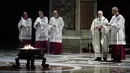 Paus Fransiskus (kedua kanan) saat memimpin Misa Malam Paskah di Basilika Santo Petrus, Vatikan, Sabtu (11/4/2020). Dalam pesannya, Paus mendorong agar orang-orang menaburkan benih-benih harapan dengan sikap peduli meskipun kecil, serta doa yang penuh kasih. (Remo Casilli/Pool Photo via AP)