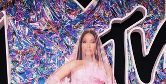 Nicki Minaj tampil dalam balutan bridal gown dengan bustier dan bawahan see-through. Ia juga memadukan dengan veil dan riasan bernuansa senada. Gaun karya Dolce & Gabbana tersebut jadi sorotan karena banyak yang menilau gaun tersebut tidak cocok digunakannya. [Foto: Instagram/ Nicki Minaj]