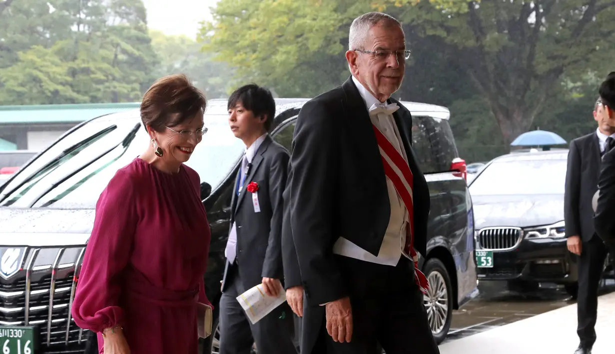 Presiden Austria Alexander Van der Bellen (kanan) tiba untuk menghadiri upacara penobatan Kaisar Naruhito di Istana Kekaisaran, Tokyo, Jepang, Selasa (22/10/2019). Kaisar Jepang Naruhito akan menjalani rangkaian ritual penobatan resmi kekaisaran hari ini. (Koji Sasahara/POOL/AFP)