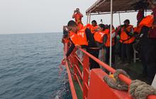 Di Titik Terakhir Kontak, Keluarga Jurnalis iNews Tabur Bunga di Selat Sunda