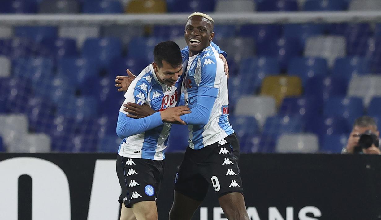 Striker Napoli, Victor Osimhen (kanan) merayakan gol kelima Napoli yang dicetaknya ke gawang Lazio dalam laga lanjutan Liga Italia 2020/2021 pekan ke-32 di Diego Armando Maradona Stadium, Naples, Kamis (22/4/2021). Napoli menang 5-2 atas Lazio. (Lapresse via AP/Alessandro Garofalo)