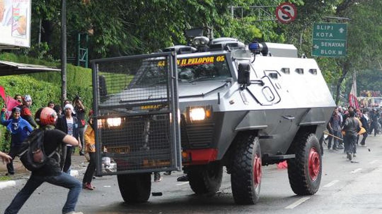 Bentrok demonstran vs polisi di DPR