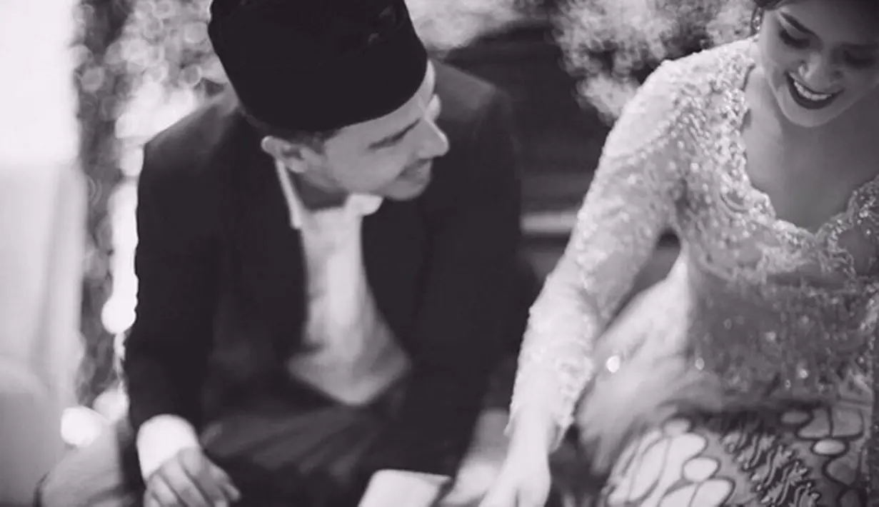 Menjelang hari bahagianya, Raisa dan Hamish Daud menggelar serangkaian acara dan salah satunya adalah Ngeyeuk Seuereuh. Rona bahagia terpancar dari wajah calon pasangan pengantin ini. (Instagram/thebridestory)