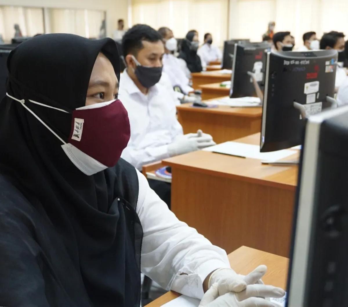Pastikan Anda sudah mengikuti atau follow akun media sosial resmi BKN, kantor regional BKN atau instansi pemerintah lainnya untuk mendapatkan informasi yang terpercaya.