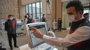 Para petugas medis yang mengenakan masker terlihat di Rumah Sakit Kota Basaksehir di Istanbul, Turki, pada 20 April 2020. Fase pertama dari rumah sakit superbesar baru itu, yang akan digunakan untuk merawat pasien COVID-19, diresmikan pada Senin (20/4) di Istanbul. (Xinhua)