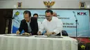 Menteri ESDM, Sudirman Said (kanan) bersama pimpinan KPK Zulkarnain saat penandatanganan Komitmen Pengendalian Gratifikasi di Gedung Kementerian ESDM, Jakarta, Senin (13/4/2015). (Liputan6.com/Herman Zakharia)