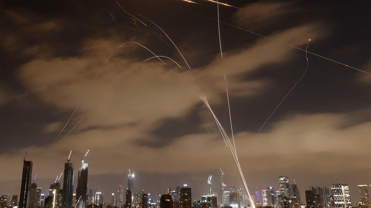 FOTO: Ketakutan Warga Israel Berlindung Saat Gelombang Serangan Udara Iran