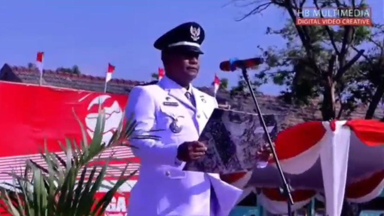 Camat Kerek ketika membaca teks Pancasila. (Istimewa)