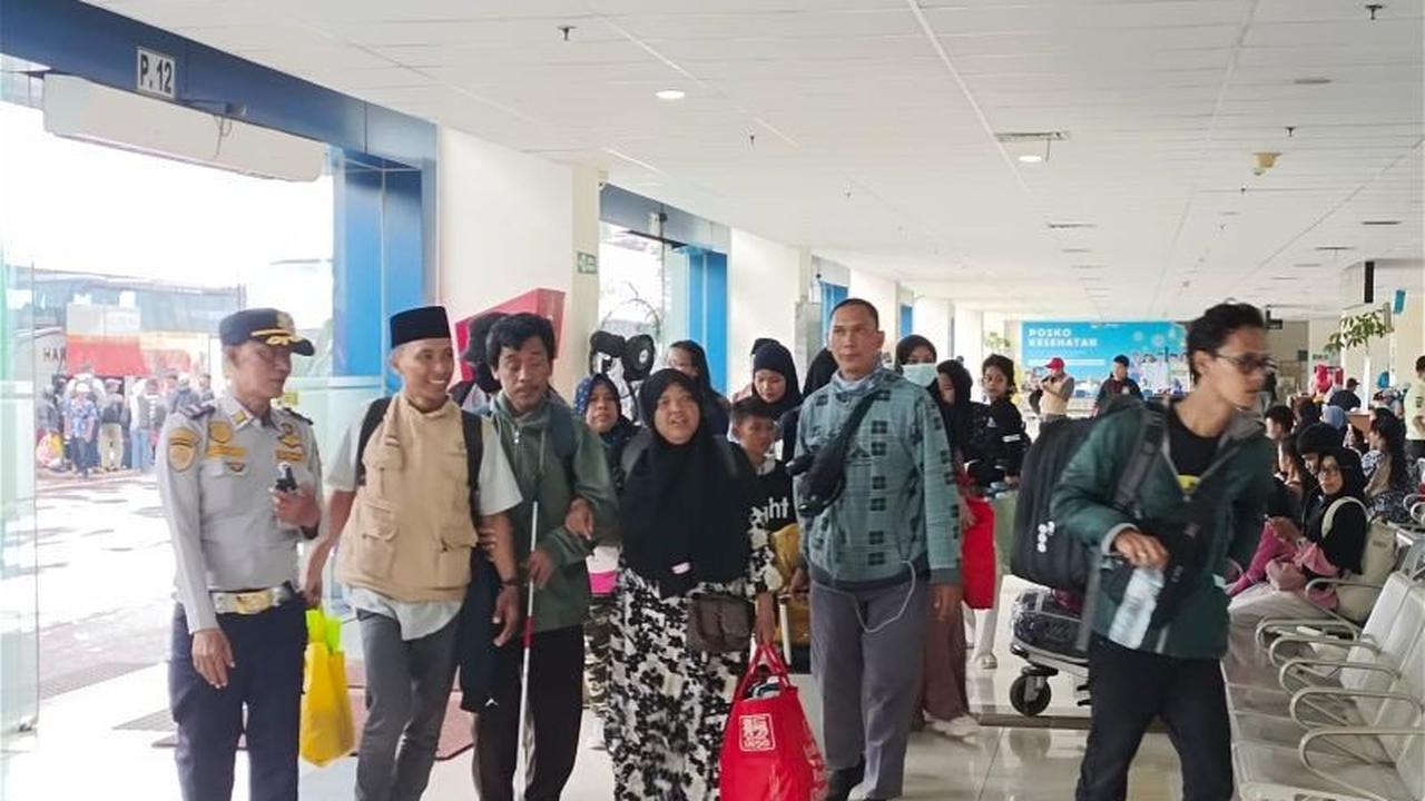 Ribuan Pemilir Padati Terminal Pulo Gebang Jelang Puncak Arus Balik Lebaran 2026 dan Masuk Sekolah