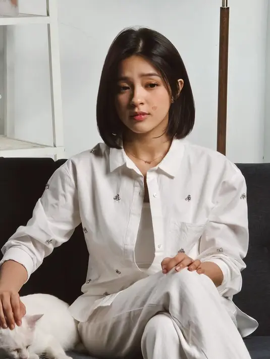 Penampilan barunya ini pun membuat Eca tampil lebih fresh. Mengingatkan para khususnya para penggemar penampilannya di tahun 2021. [@elsaajapasal]