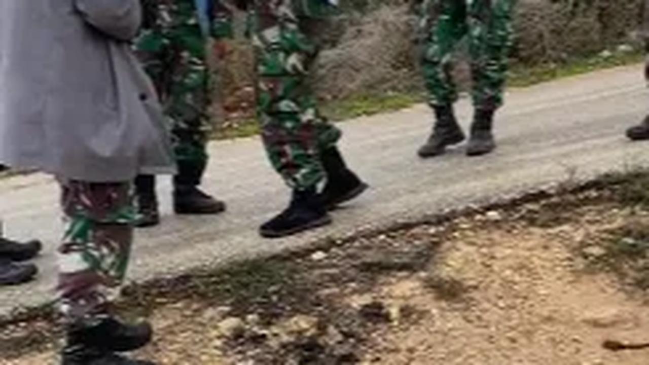 Prajurit ini pun langsung mengabadikan penampakan buah dari Surga.<br>