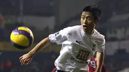 Lee Young-Pyo merupakan mantan pemain Tottenham Hotsupr yang dulunya pernah bermain bersama Park Ji Sung di PSV. Pesepak bola yang berposisi di bek kiri tersebut tercatat pernah bermain di PSV Einhoven, Tottenham Hotspur, dan Borussia Dortmund. (AFP/Chris Young)