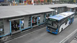 Bus Transjakarta melintas di Jalan Hayam Wuruk, Jakarta Pusat, Kamis (26/4). Target itu akan dilakukan dengan upaya penambahan armada dan pemanfaatan rute serta integrasi dengan moda transportasi lain. (Liputan6.com/Yoppy Renato)
