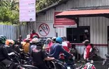 Akibat Ada Peristiwa Penembakan di Puncak Jaya Papua, Masyarakat Rela Antre Beli BBM Meskipun Mahal Rp100/Liter