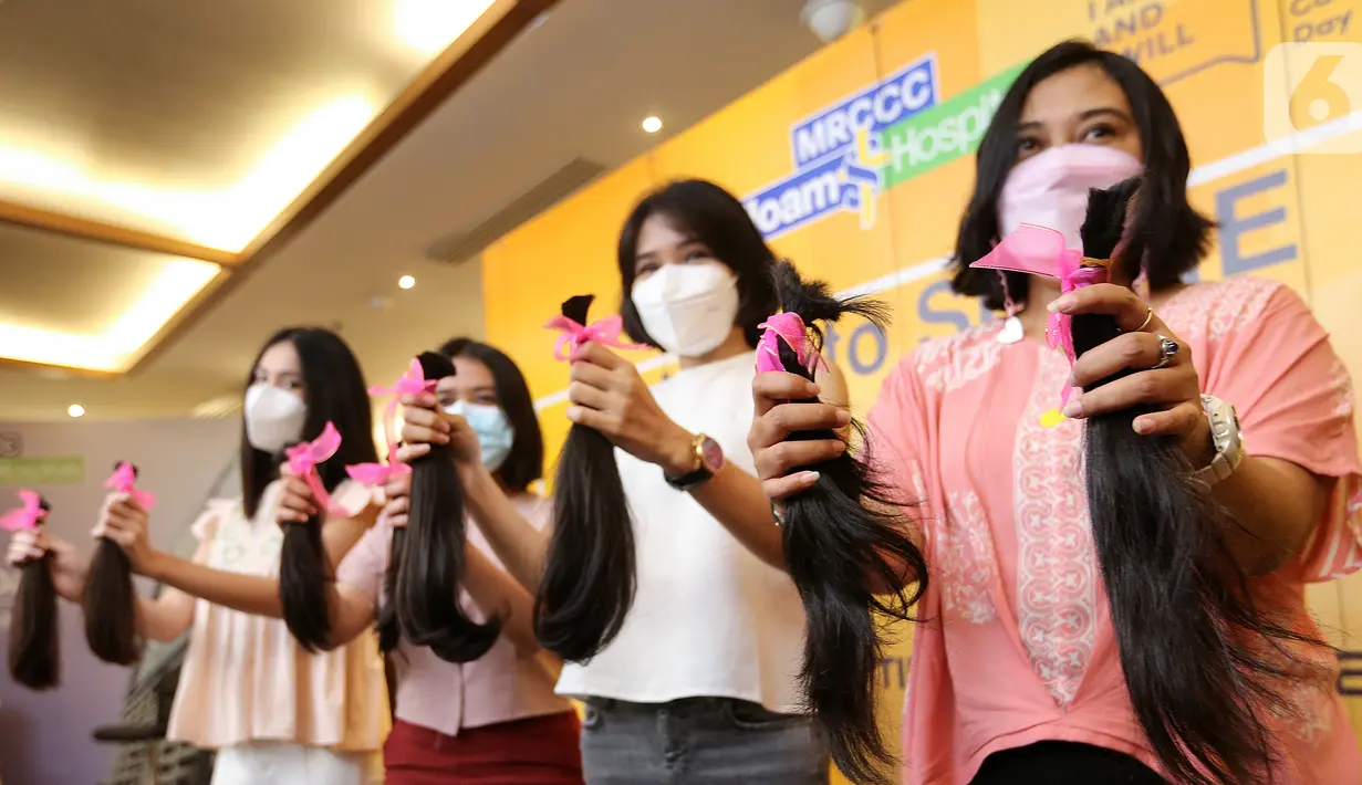 Para donatur menunjukkan rambut usai dipotong pada kegiatan Hair to Share di MRCC Siloam Hospitals Semanggi, Jakarta, Rabu (03/02/2021). Donasi rambut bagi pasien kanker digelar dalam rangka Hari Kanker Sedunia 2021 pada 4 Februari. (Liputan6.com/Fery Pradolo)