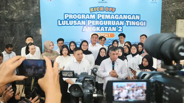 Menteri Ketenagakerjaan (Menaker) Yassierli dan Sekretaris Kabinet Teddy Indra Wijaya dalam Kick Off dan Orientasi Program MagangHub Angkatan II Batch 1 (Dok Kemnaker)