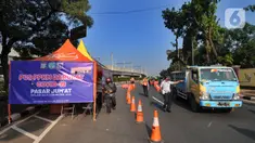 Petugas menghentikan kendaraan yang melintas selama Pemberlakuan Pembatasan Kegiatan Masyarakat (PPKM) Darurat di pos penyekatan Pasar Jumat, Jakarta, Sabtu (3/7/2021). Polda Metro Jaya menyiapkan 63 titik penyekatan selama penerapan PPKM Darurat di Jakarta dan sekitarnya. (merdeka.com/Arie Basuki)