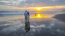 Lokasinya berada di Jalan Raya Pasut, Tibubiu, Kerambitan. Dari pusat Kota Denpasar, perjalanan menuju pantai ini memakan waktu sekitar 1 jam 10 menit dengan jarak kurang lebih 35 kilometer. Sementara dari pusat Kota Tabanan, jaraknya sekitar 14 kilometer. Tampak dalam foto, pengunjung beraktifitas menikmati waktu senja Pantai pasut di Tabanan, Bali. (merdeka.com/Arie Basuki)