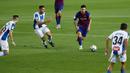 Striker Barcelona, Lionel Messi, berusaha melewati pemain Espanyol pada laga La Liga di Stadion Camp Nou, Rabu (8/7/2020). Barcelona menang 1-0 atas Espanyol. (AP/Joan Monfort)