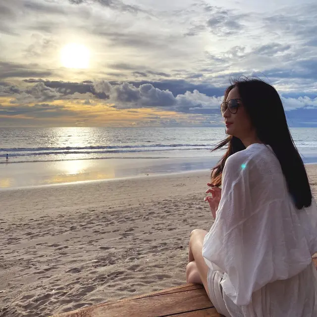 Tampil Awet Muda, Ini 6 Gaya Menawan Ririn Dwi Ariyanti di Pinggir Pantai