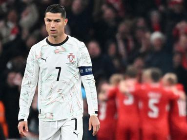 Pemain Portugal, Cristiano Ronaldo, tampak lesu setelah ditaklukkan Denmark dalam laga leg pertama perempat final UEFA Nations League 2024/2025 yang digelar di Stadion Parken, Copenhagen, Jumat (21/3/2025) dini hari WIB. (AFP/Jonathan Nackstrand)