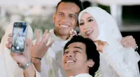 Kebahagiaan Abidzar Al-Ghifari putra mendiang Ustaz Jefri Al Buchori setelah kakaknya, Adiba Khanza, menikah dengan Egy Maulana Vikri. (Via Stories Instagram @antzcreator)