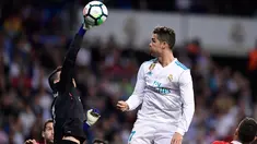 Kiper Kepa Arrizabalaga Revuelta berusaha menepis bola sundulan Cristiano Ronaldo di stadion Santiago Bernabeu, Madrid (18/4). Kepa Arrizabalaga resmi diboyong Chelsea dari Athletic Bilbao. (AFP Photo/Javier Soriano)
