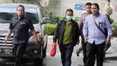 Bupati Mesuji Khamami (tengah) tiba di Gedung KPK, Jakarta, Kamis (24/1). Khamami ditangkap bersama 10 orang lainnya di Lampung pada Rabu 23 Januari 2019. (Merdeka.com/Dwi Narwoko)