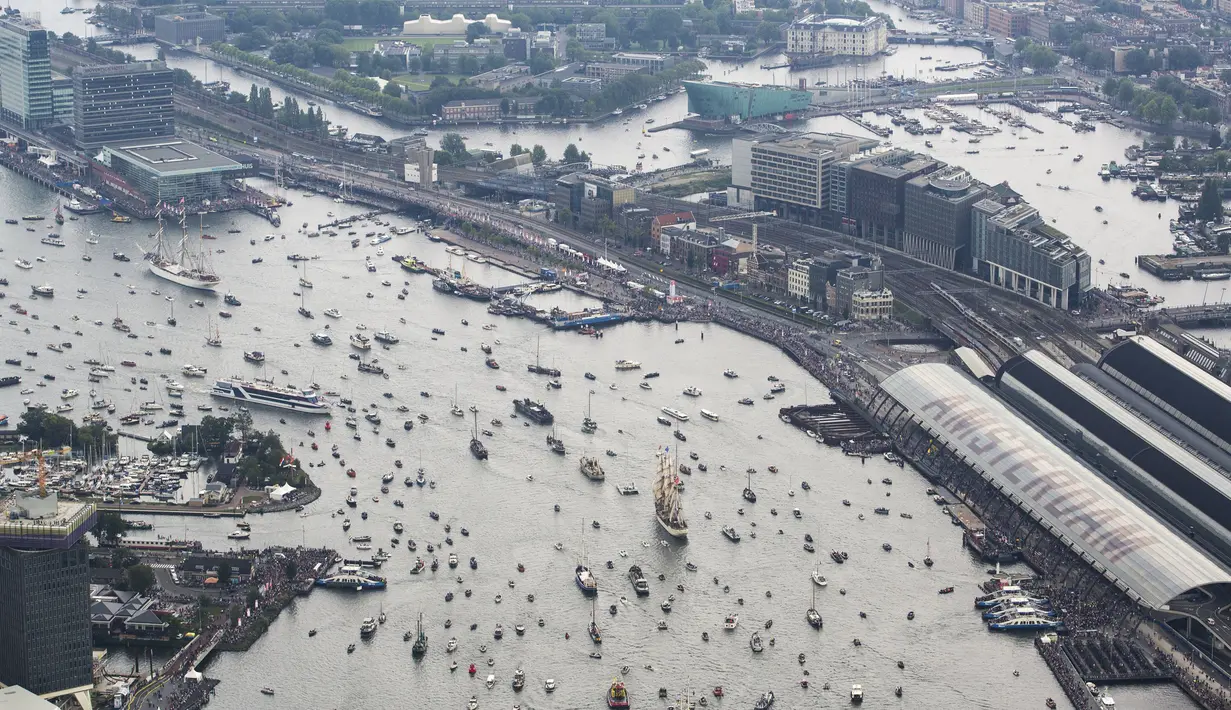 Kapal – kapal yang ikut Festival SAIL Amsterdam terlihat dari pantauan udara, Belanda, (19/8/2015). Selain kapal pribadi, Festival ini  juga menyuguhkan kapal – kapal peninggalan jaman dulu, kapal AL dan Replika kapal. (REUTERS/Cris Toala Olivares)