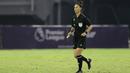 Ketegasan dan kemampuan yang mumpuni sebagai wasit wanita berstandar FIFA bukan tak mungkin ia akan menjadi bagian dari laga pamungkas di Piala Asia U-20 2023 yang akan berlangsung hari ini, Minggu (18/9/2022). (Bola.com/Ikhwan Yanuar)