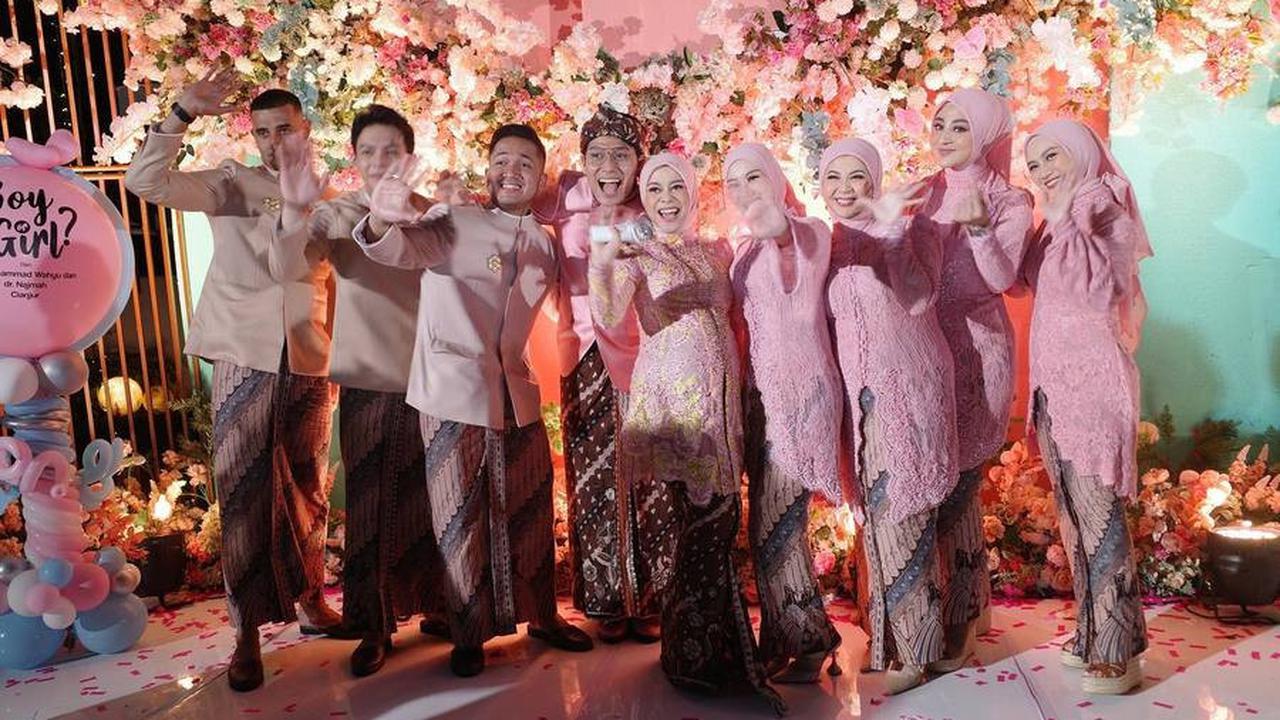 Bestie Till Jannah, 8 Potret Geng Mamayu Jadi Pagar Ayu di Acara Gender Reveal Lesti Kejora - Aurel Hermansyah Hingga Margin Wieheerm Pakai Kebaya Seragam