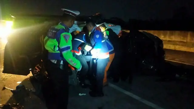 Kecelakaan maut rombongan grup musik Debu di Tol Pasuran-Probolinggo. (Dian Kurniawan/Liputan6.com)