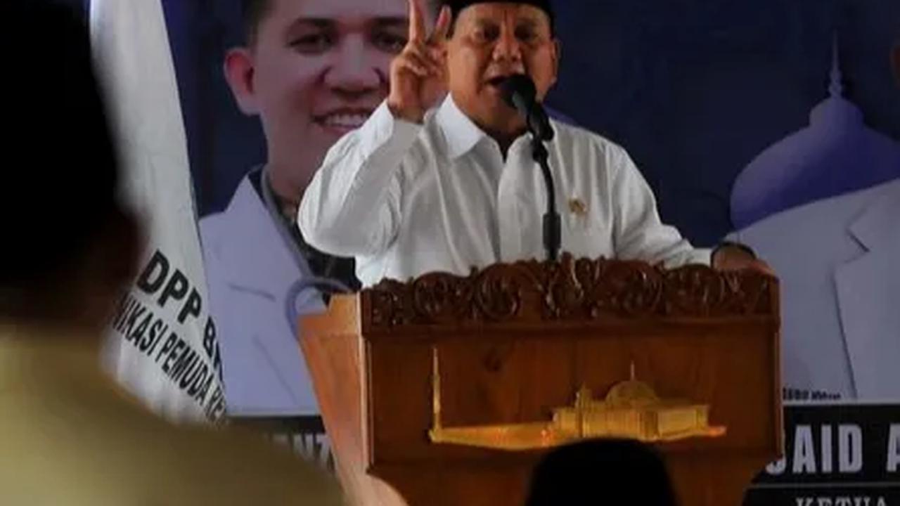 Menteri Pertahanan ini lalu bercerita semasa menjadi prajurit dulu yang terlihat galak.