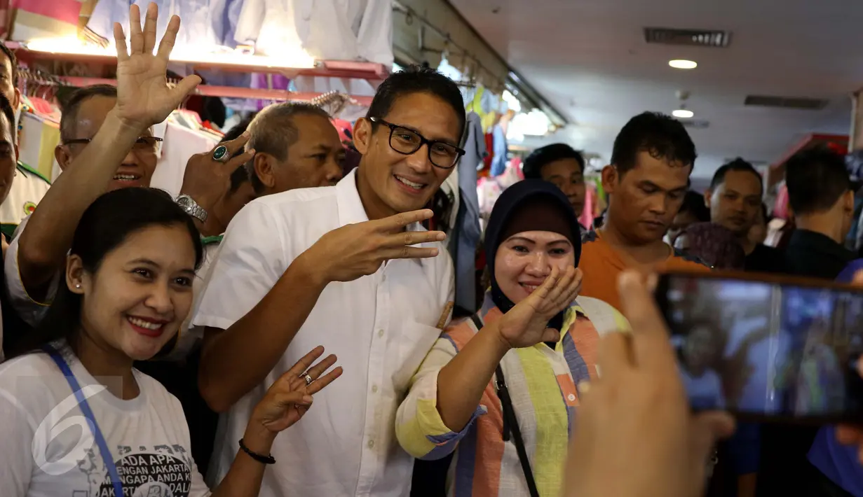 Cawagub DKI Jakarta, Sandiaga Uno berfoto bersama pedagang dan pengunjung ITC Mangga Dua, Jakarta Utara, Kamis (3/11). Di sana, Sandiaga berkeliling untuk menyapa dan berdialog dengan pedagang serta pengunjung. (Liputan6.com/Gempur M Surya)