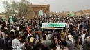 Warga Yaman menghadiri pemakaman puluhan bocah korban serangan koalisi Arab Saudi, di Saada, Senin (13/8). Provinsi Saada juga dikenal sebagai basis kubu pemberontak Houthi yang selama ini dilawan koalisi Arab Saudi. (STRINGER / AFP)