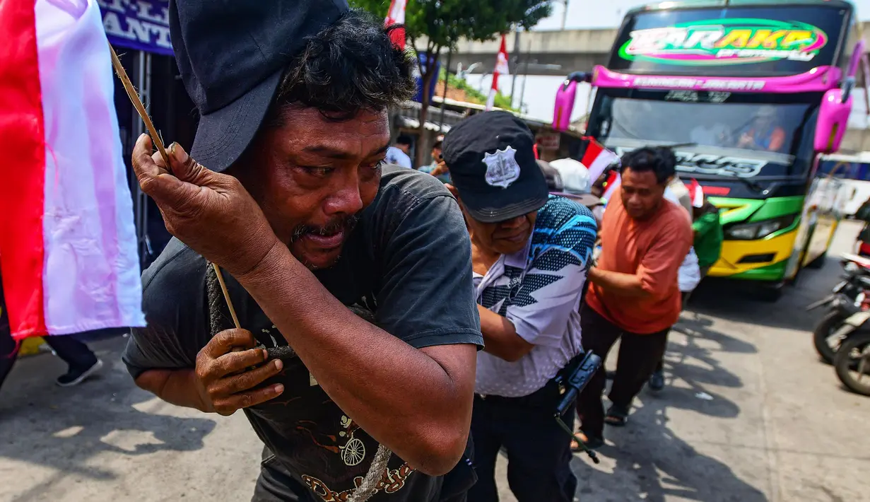Peserta mengikuti lomba menarik bus di Terminal Lebak Bulus, Jakarta, Senin, 17 Agustus 2026. (KLY/ Arie Basuki)