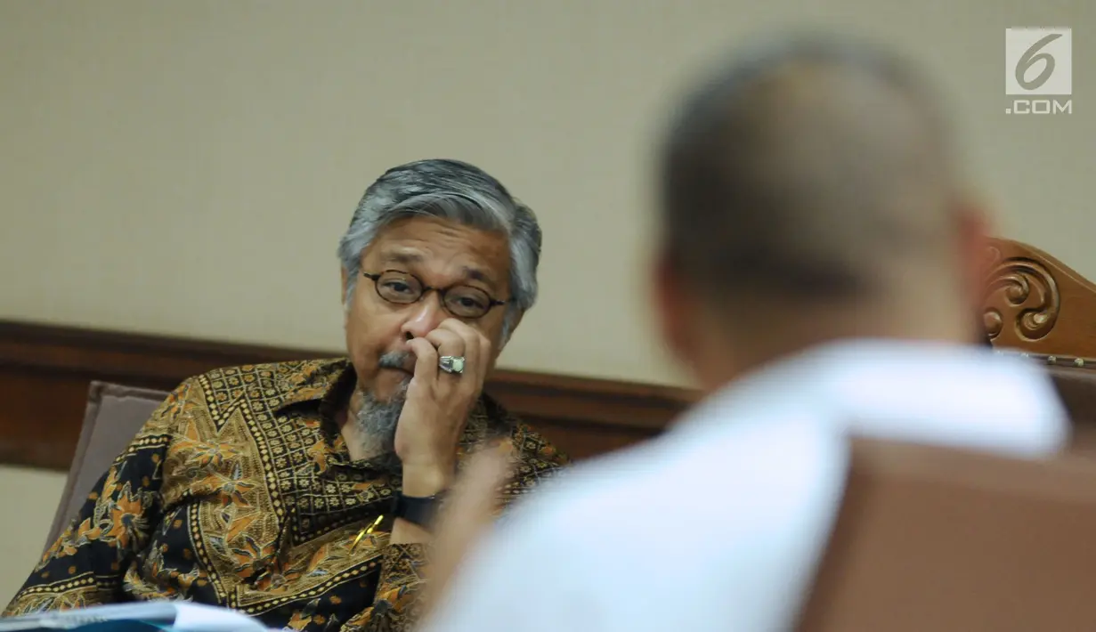 Gubernur Sulawesi Tenggara nonaktif Nur Alam (kiri) menyimak keterangan saksi dalam sidang lanjutan dugaan suap perizinan tambang nikel di Pengadilan Tipikor, Jakarta, Jumat (23/2). Sidang mendengar keterangan saksi ahli. (Liputan6.com/Helmi Fithriansyah)