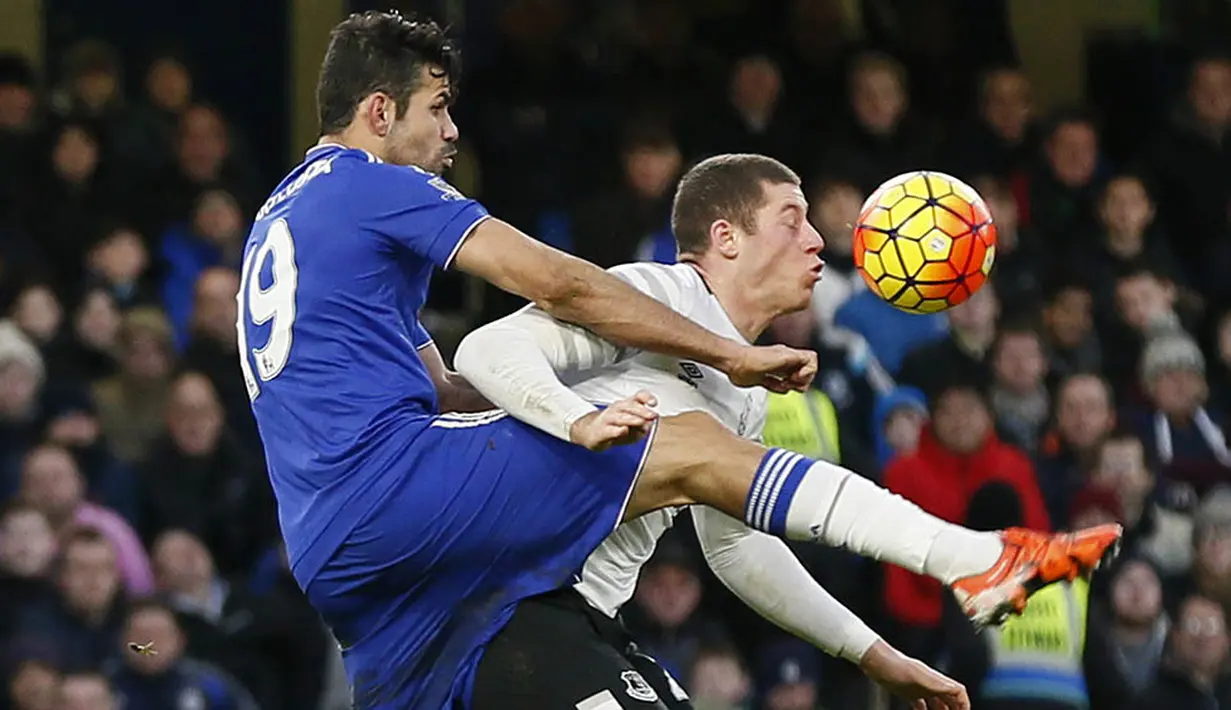 Gelandang Everton, Ross Barkley, berebut bola dengan striker Chelsea, Diego Costa. Hasil imbang ini merupakan yang ketujuh kali bagi Chelsea pada musim ini. (Reuters/Stefan Wermuth)
