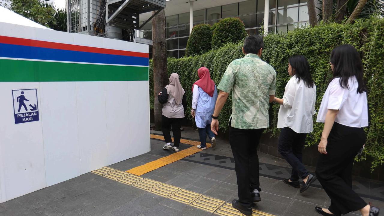 FOTO: Revitalisasi Stasiun MRT Bundaran HI Ubah Sementara Tata Trotoar Jalan Thamrin