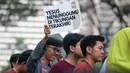 Seorang penonton membawa poster bertema religius saat Jakarta Running Festival (JRF) 2026 berlangsung di sepanjang lintasan Jalan Jenderal Sudirman, Jakarta, Sabtu (24/10/2026). (KLY/Budy Santoso)