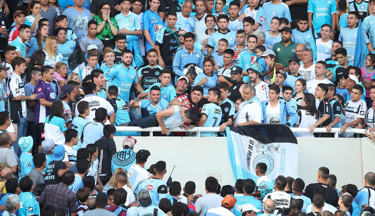 Emanuel Balbo didorong dari tribun oleh penonton lain saat menyaksikan pertandingan antara tim Belgrano dengan Talleres di Stadion Belgrano, Argentina, 15 April 2017. Balbo tewas setelah sempat dirawat selama dua hari di rumah sakit (NICOLAS AGUILERA/AFP)