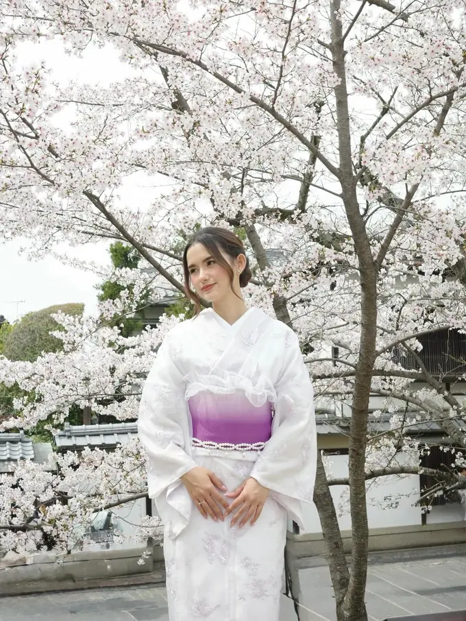 Tampilan Dreamy Sarah Menzel Berbalut Kimono di Jepang, Hadirkan Visual Musim Semi yang Sempurna