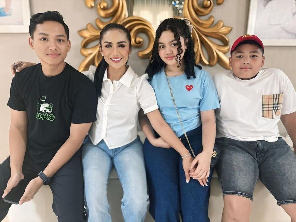 Kris Dayanti juga mengingat momen beberapa bulan lalu ketika ia melepas Azriel berangkat ke Surabaya, di mana ia telah berjanji untuk menemui Azriel di sana.<br>