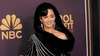 Katy Perry mengedipkan mata pada fotografer sebelum syuting acara khusus televisi NBC "Carol Burnett: 90 Years of Laughter and Love" di Avalon Hollywood, Los Angeles, Amerika Serikat, 2 Maret 2023. Katy Perry memancarkan pesona glamor dalam balutan gaun hitam berkerudung saat menghadiri acara tersebut. (AP Photo/Chris Pizzello)
