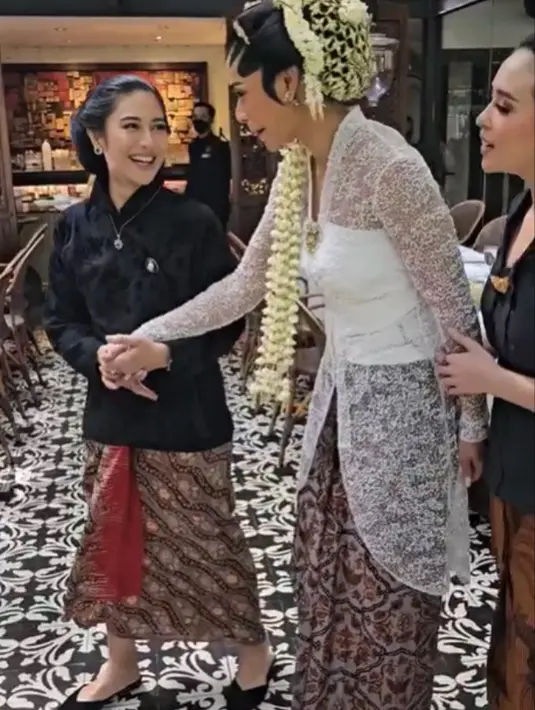 Masih ingat penampilan Dian Sastro saat menjadi pendamping di pernikahan sahabatnya Adinia Wirasti. Di sini, Dian Sastro tampil dengan atasan berpotongan beskap berwarna hitam. Penampilannya yang dipadu kain batik dan selop hitam ini dipuji membuat dirinya seperti putri keraton. [Foto: Instagram/therealdisastr]
