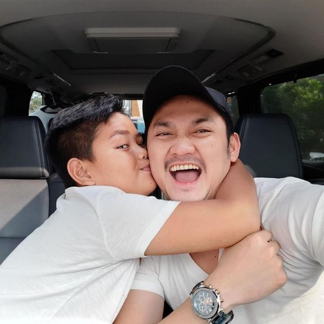 Momen Angga Wijaya Bareng Anak Angkat Dewi Perssik (sumber: instagram/instagram.com/anggawijaya88)