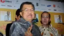 Wakil Presiden terpilih, Jusuf Kalla, memberikan keterangan kepada wartawan usai hadir dalam acara nonton bareng film Tabula Rasa di Jakarta, (15/9/2014). (Liputan6.com/Helmi Fithriansyah)