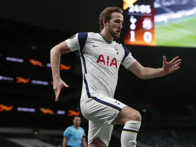 Striker Tottenham Hotspur, Harry Kane melakukan selebrasi usai mencetak gol pertama timnya ke gawang Dinamo Zagreb dalam laga leg pertama babak 16 besar Liga Europa 2020/2021 di Tottenham Hotspur Stadium, London, Kamis (11/3/2021). Tottenham menang 2-0 atas Dinamo Zagreb. (AP/Alastair Grant/Pool)