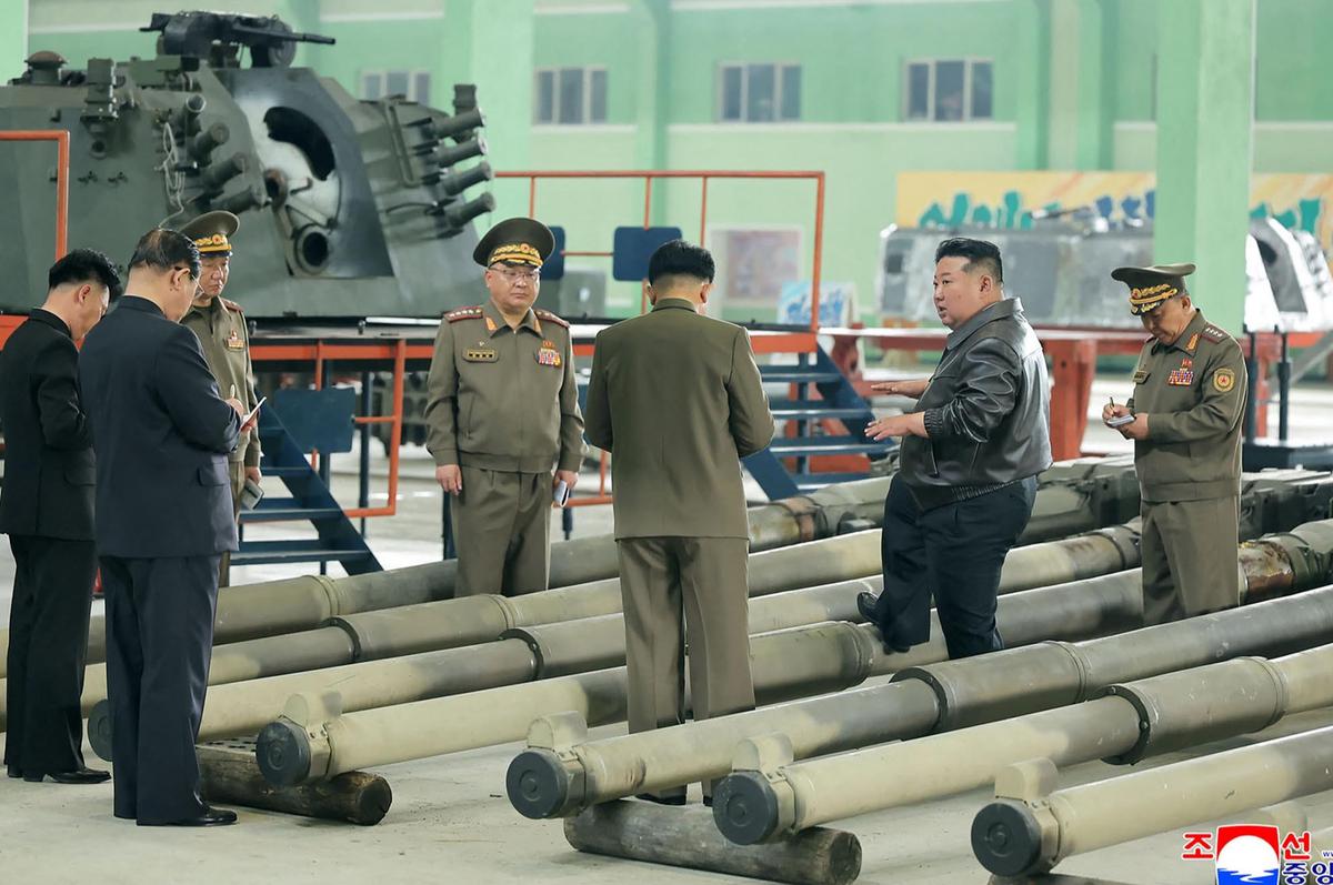 FOTO: Kunjungan Presiden Korut Kim Jong Un ke Pabrik Tank yang “Dirahahasiakan”