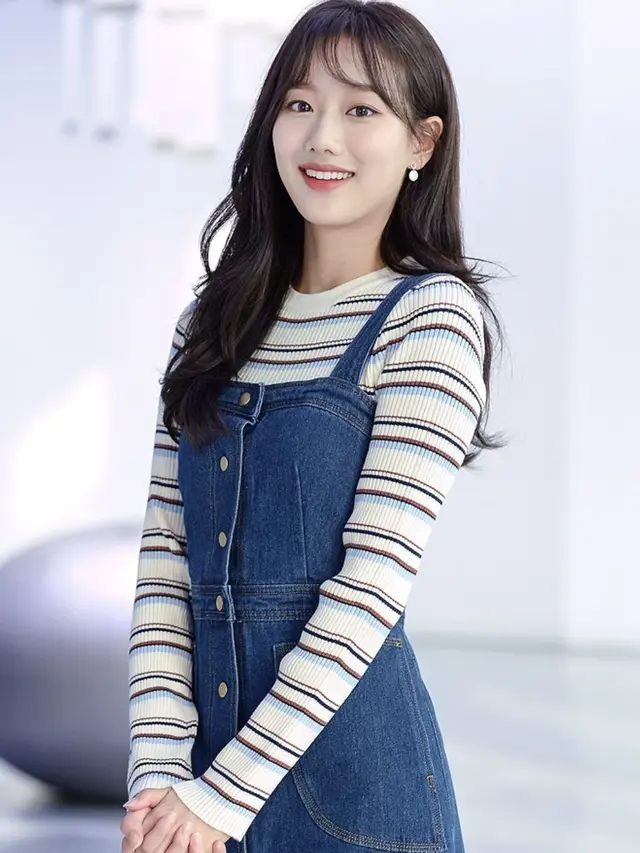 Naeun overall outfit/dok. Pinterest